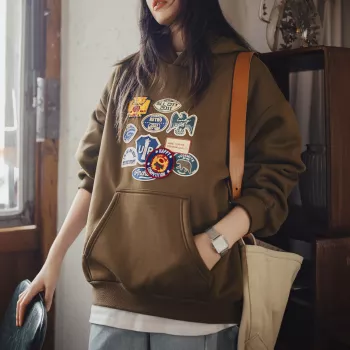 Vintage Badge Fleece Hoodie for Women: Outfit Ideas